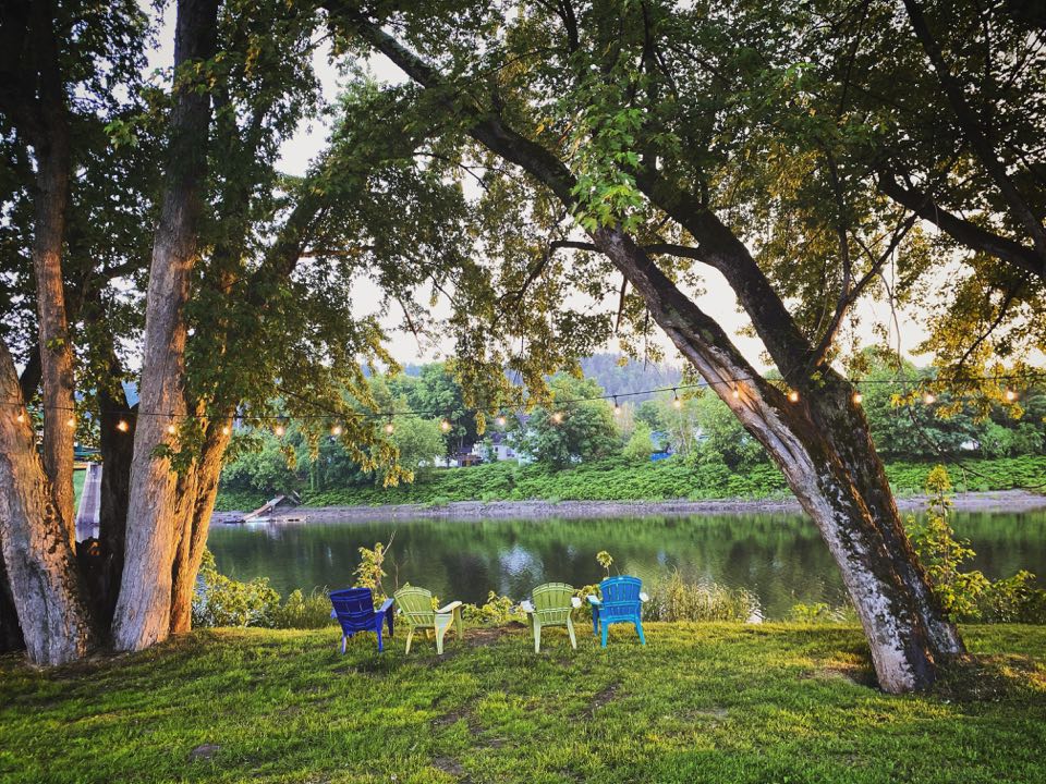 Le bord de la rivière aménagé sous les arbres