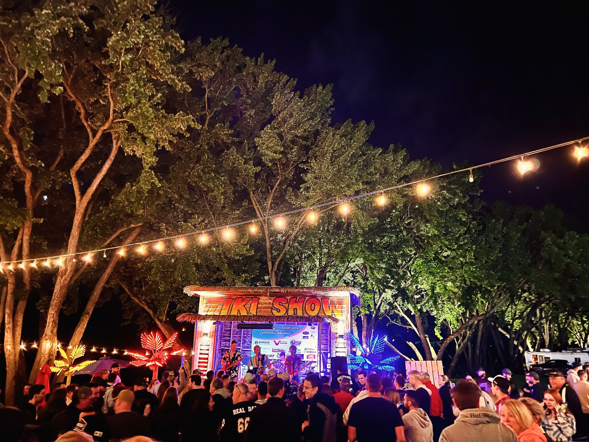 Foule réunie devant la scène du Tiki-Bar en soirée